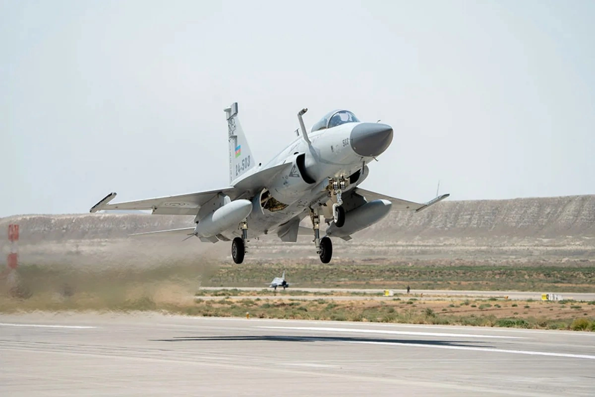 Pilotlarımız çətin döyüş manevrləri üzrə tapşırıqlar yerinə yetiriblər - FOTOLAR