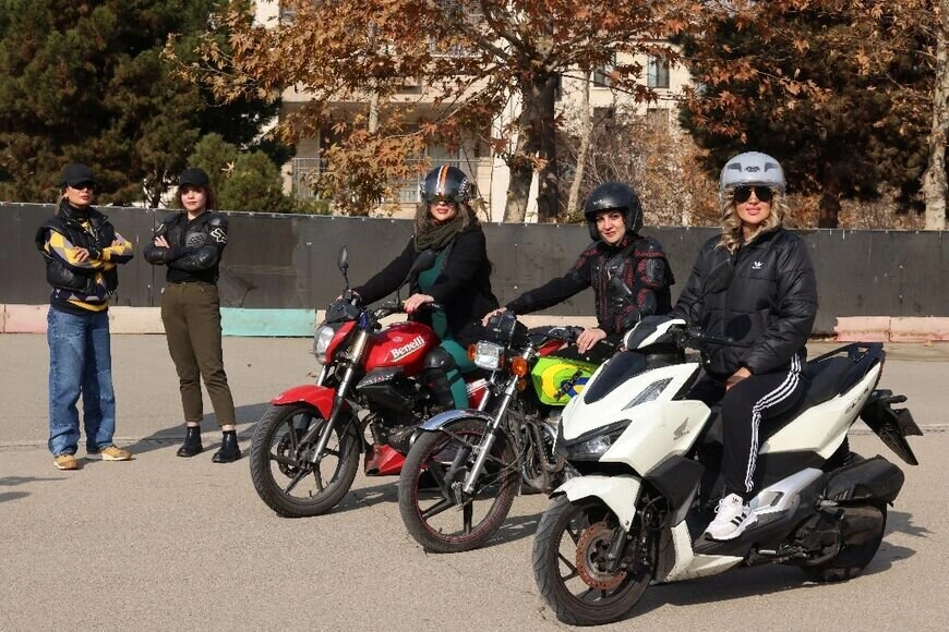 İranda qadınların motosikletlə verdiyi mesaj: Buna məhəl qoymurlar