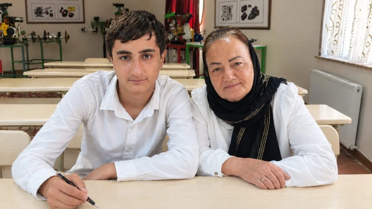 63 yaşlı nənə 16 yaşlı nəvəsi ilə eyni liseydə oxuyur - FOTO