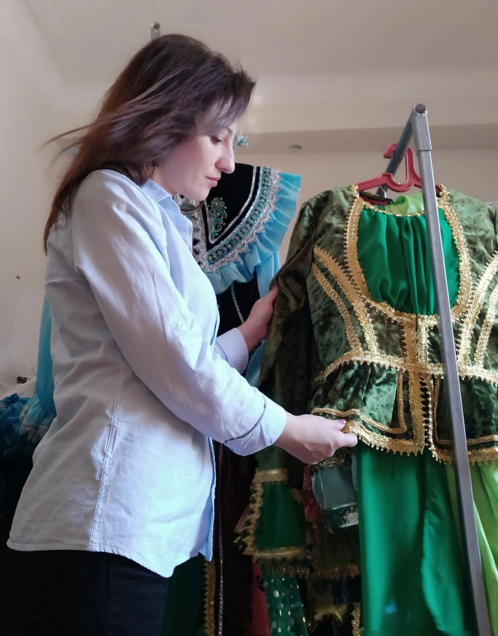 Teatrda geyimlərə cavabdeh olan şəxs: “Tamaşa vaxtı paltar sökülüb, tez-tələsik tikmişik ki, tamaşaçı bilməsin”-ÖZƏL