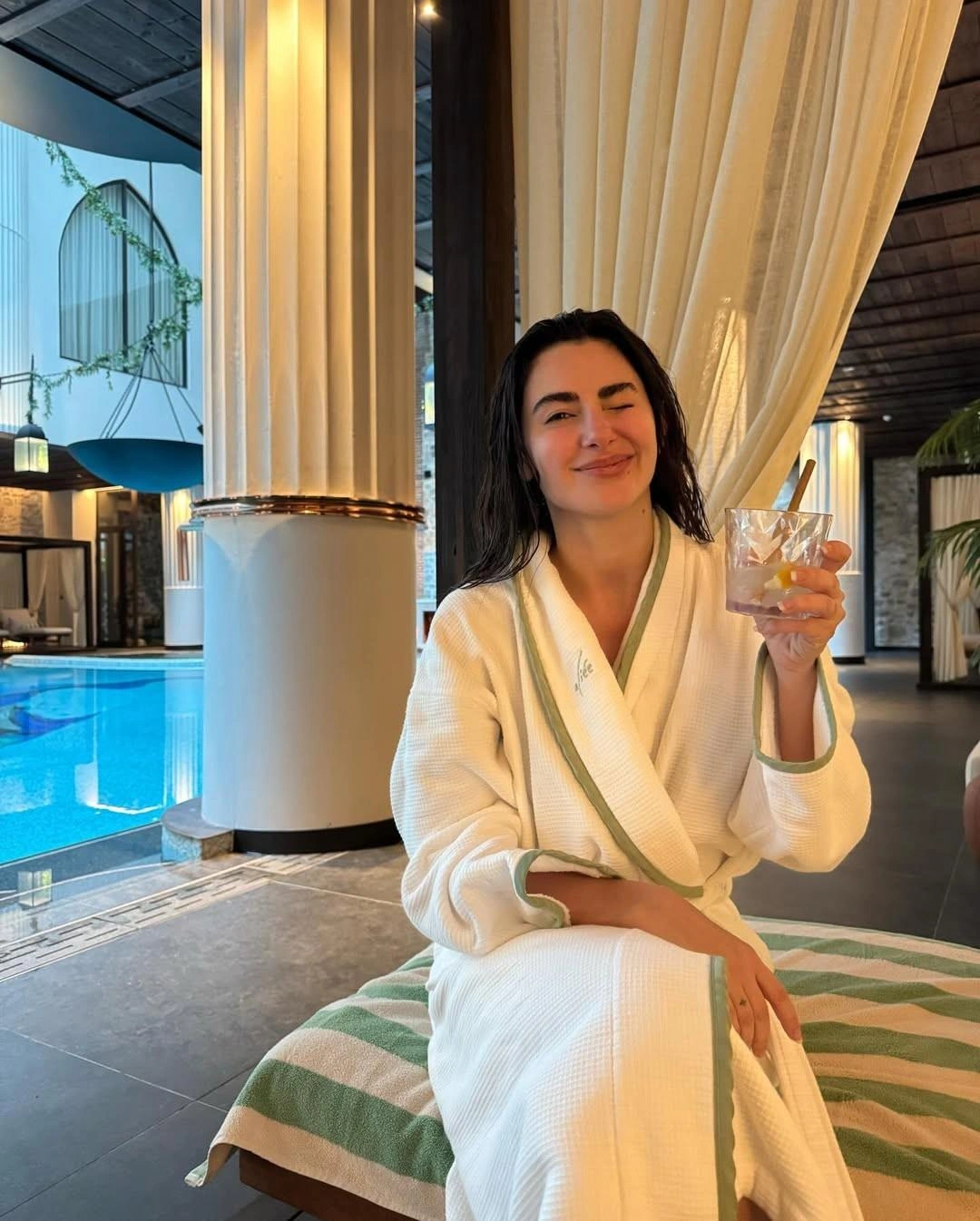 Nəsrin hamam xalatında kamera qarşısına keçdi - FOTOLAR