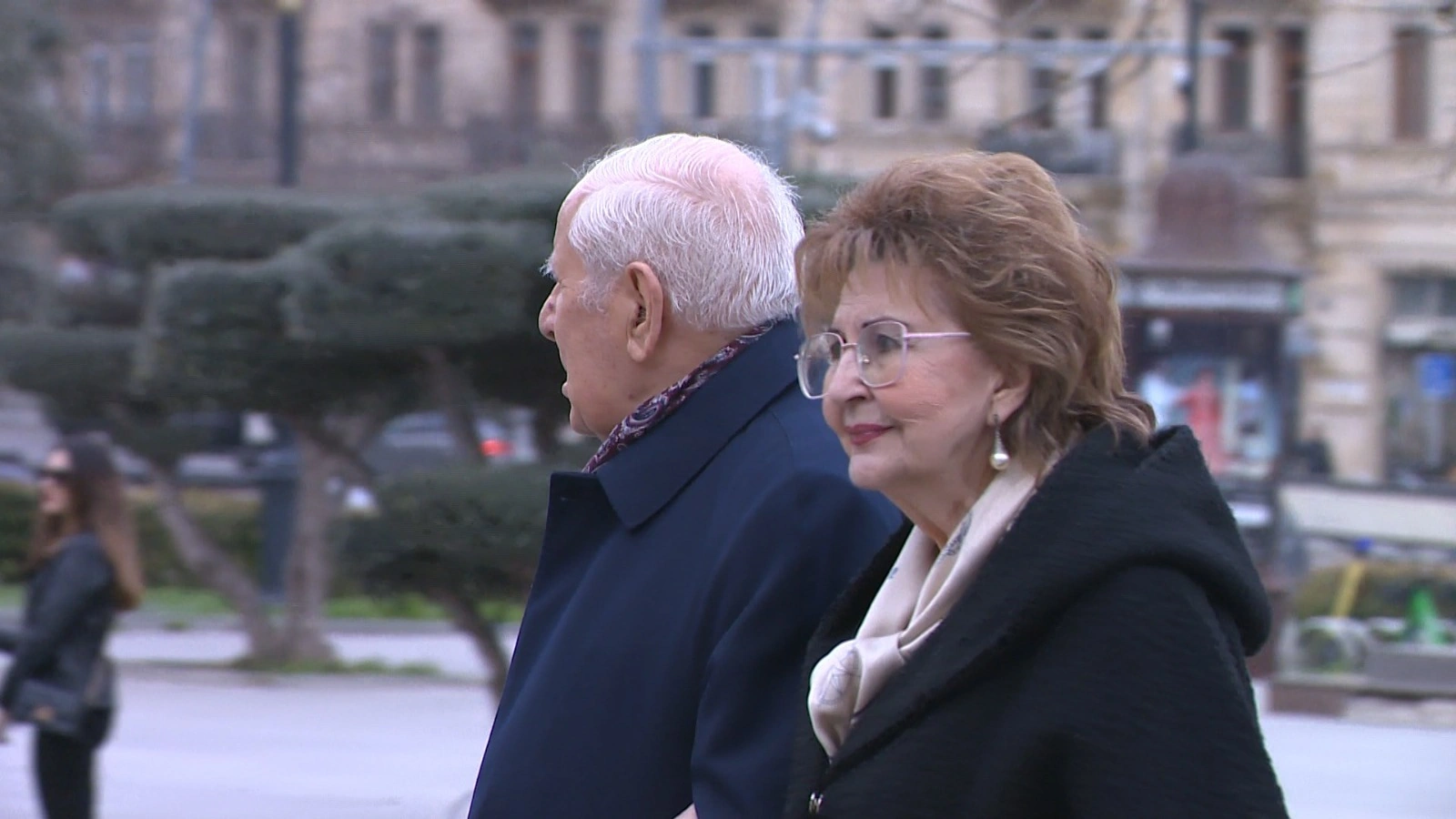 Onlar 60 ildən çoxdur məşhur cütlükdür - Xalq artistinin həyat yoldaşı ilə gəzintidən ÖZƏL fotoları