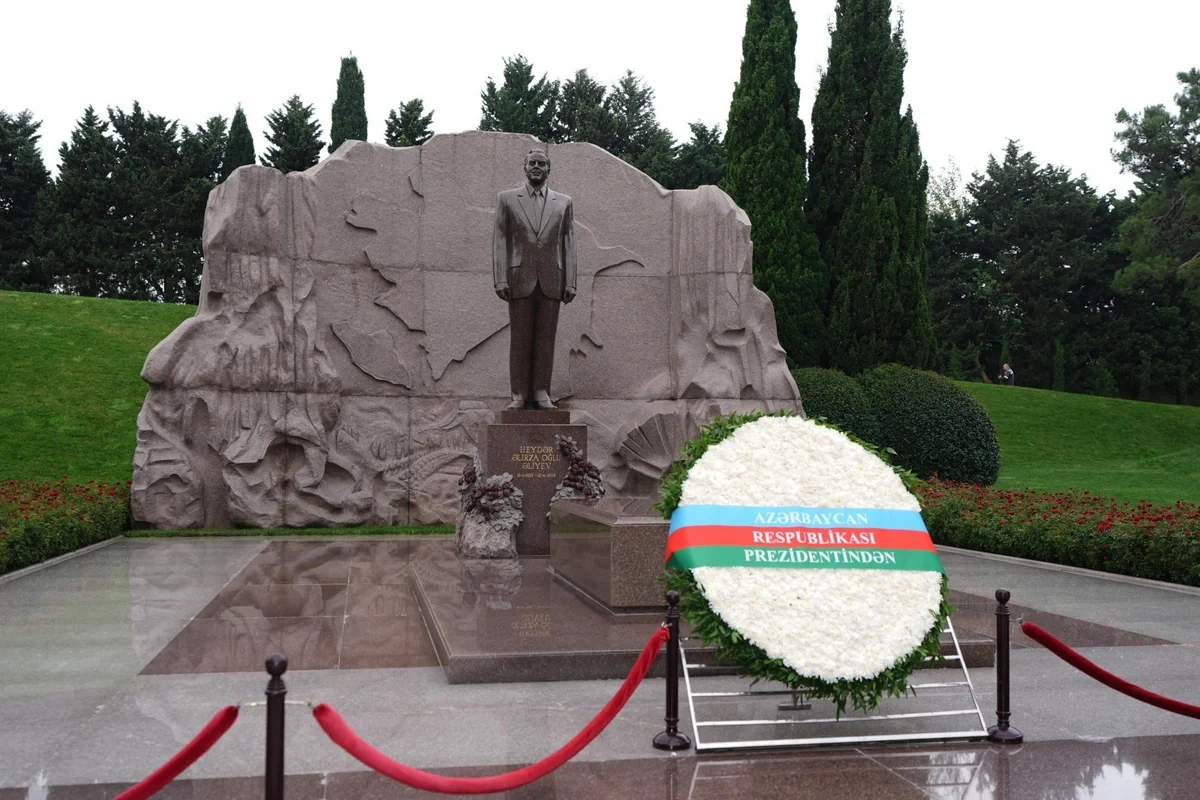 MDB Məşvərət Şurasının iştirakçıları Fəxri xiyabanı və Şəhidlər xiyabanını ziyarət ediblər - FOTO
