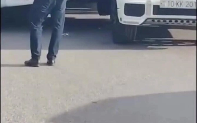 Bakıda bahalı QƏZA: Avtobus 2 lüks avtomobilin arasında qaldı - VİDEO