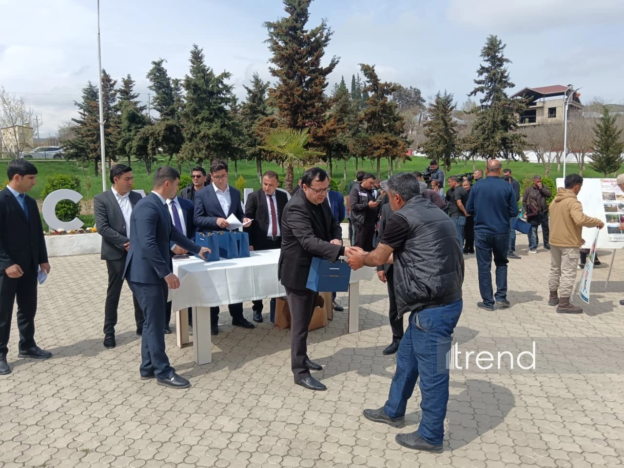 Xocavənd şəhərinə çatan ailələrə mənzillərin açarları təqdim edildi - YENİLƏNİB + FOTO
