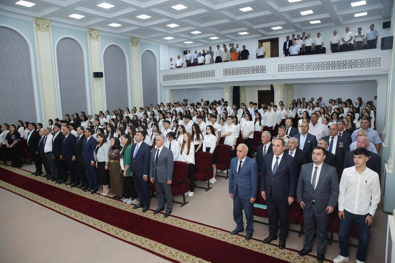 Ağalar Vəliyev yüksək bal toplayan Xaçmazlı tələbələri mükafatlandırdı