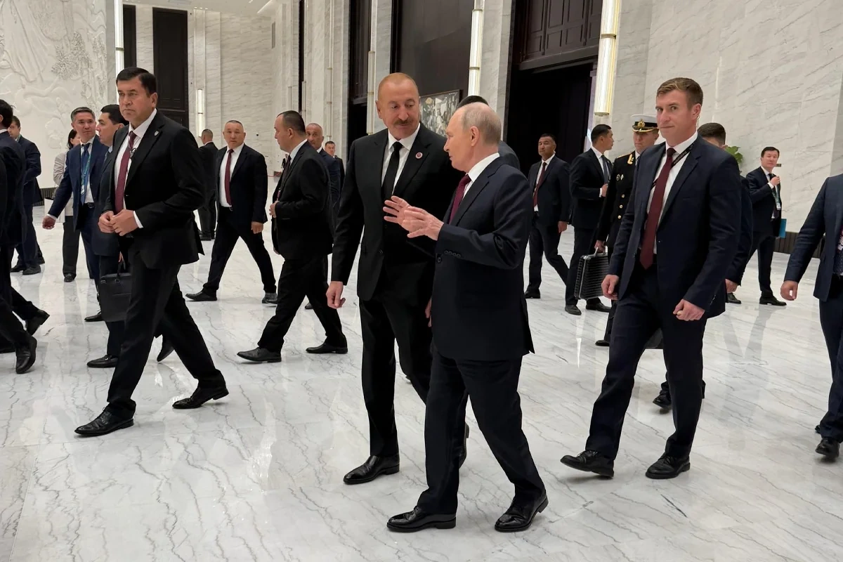 İlham Əliyev Bişkekdə Vladimir Putinlə ayaqüstü söhbət etdi - FOTO