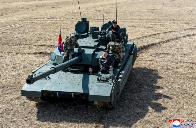 Kim Çen In qızı ilə birlikdə tankı sınaqdan keçirdi - FOTO