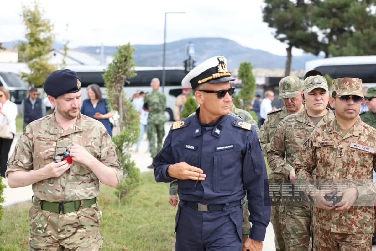 Xarici diplomatlar Qarabağ Universitetinin fəaliyyəti ilə tanış olublar - FOTO