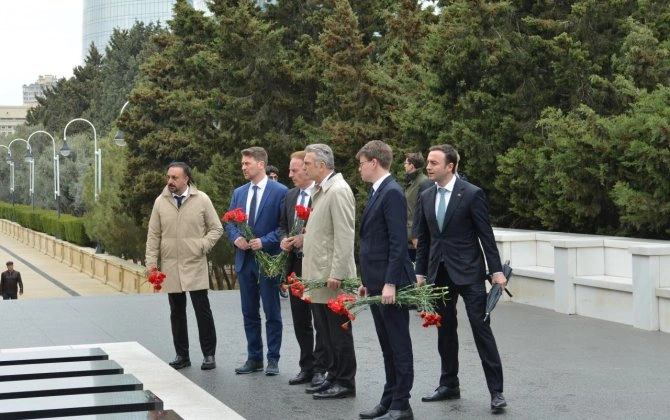 Almaniya Bundestaqının nümayəndə heyəti Şəhidlər xiyabanını ziyarət etdi - FOTOLAR