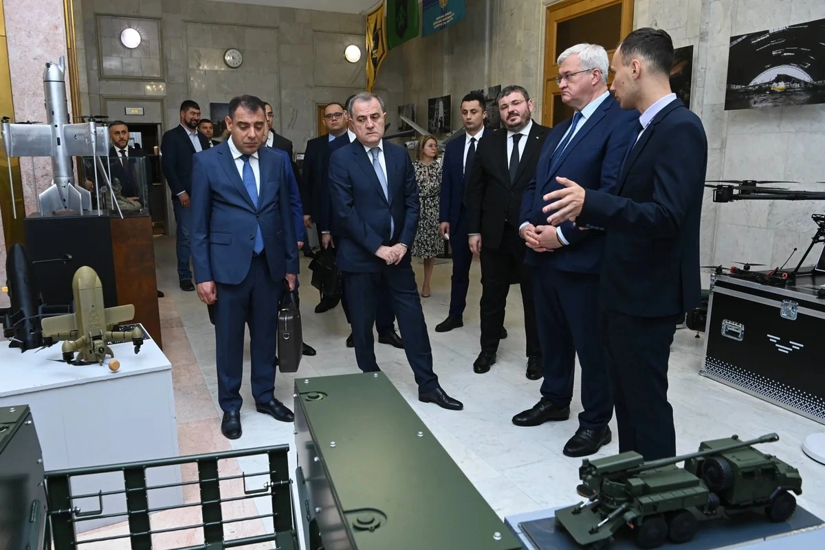 Ceyhun Bayramov Kiyevdə Ukrayna PUA-larının sərgisi ilə tanış oldu - FOTO