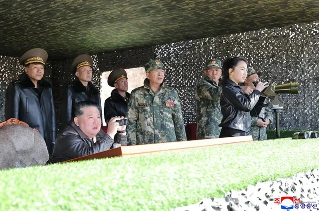 Kim Çen In qızı ilə birlikdə tankı sınaqdan keçirdi - FOTO