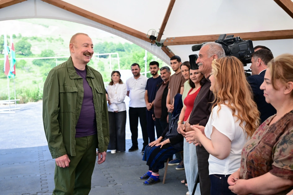Prezident İlham Əliyev Şuşanın Kiçik Qaladərəsi kəndində görülən işlərlə tanış olub və kəndə qayıdan sakinlərlə görüşüb