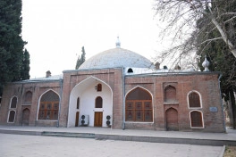 Leyla Əliyeva və Alena Əliyeva Gəncədə Şah Abbas məscidini ziyarət ediblər - FOTO