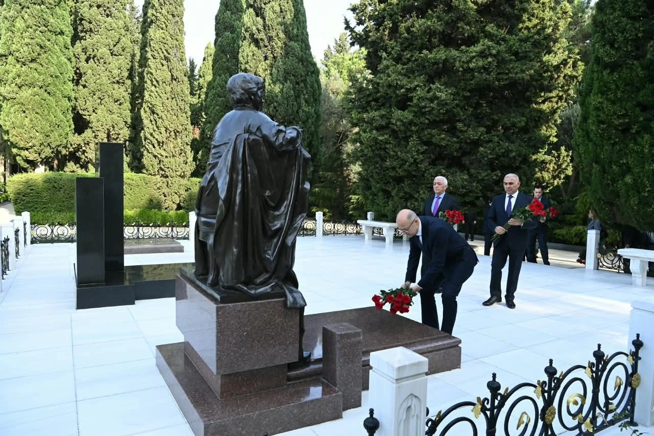 “Azərişıq” və “AzərEnerji”nin rəhbərliyi Fəxri xiyabanı ziyarət ediblər - FOTOLAR