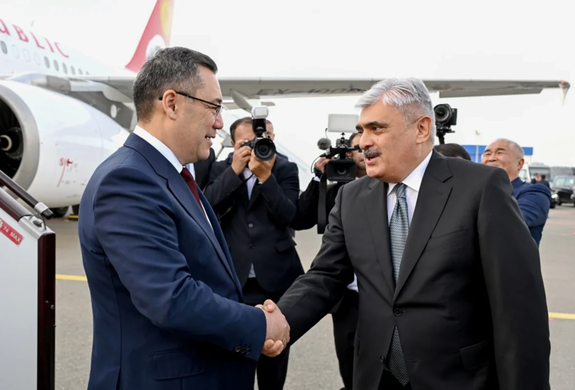 Qırğızıstan Prezidenti Azərbaycana səfərə gəlib - FOTO
