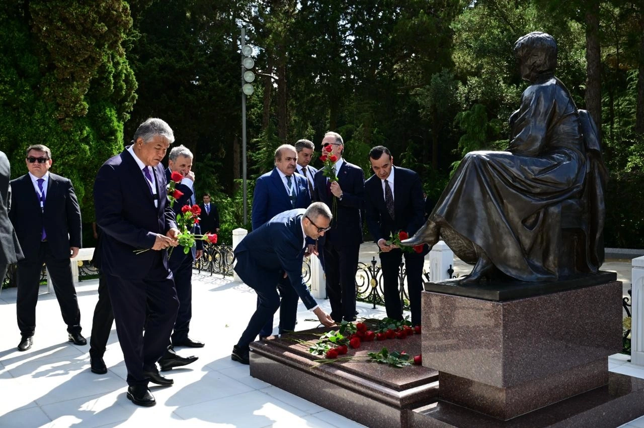 Beynəlxalq konqresin iştirakçıları Heydər Əliyevin məzarını ziyarət ediblər - FOTOLAR