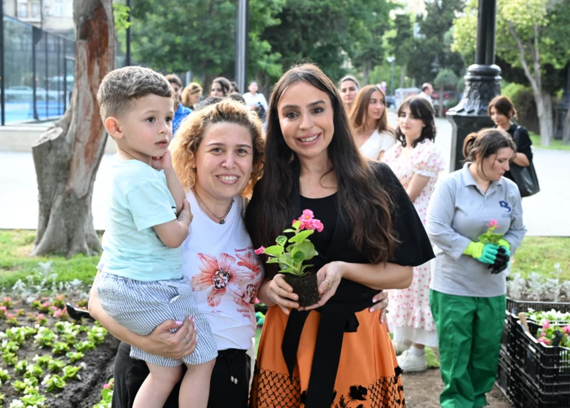Leyla və Arzu Əliyevalar mövsümi güllərin əkilməsi aksiyasında iştirak ediblər - FOTO
