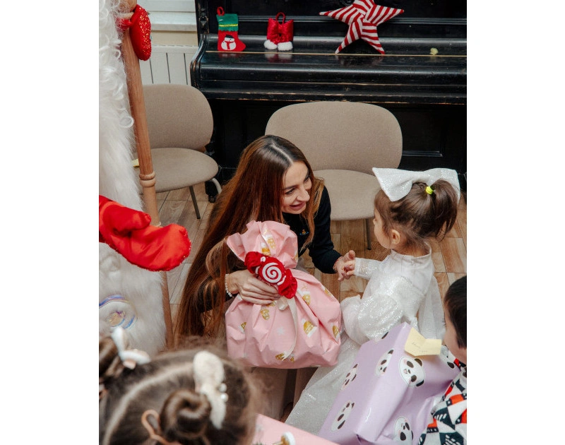Leyla Əliyeva, Arzu Əliyeva və Alena Əliyeva “Təmiz Dünya” sığınacağında yaşayan uşaqların bayram sevincinə şərik olublar - FOTO