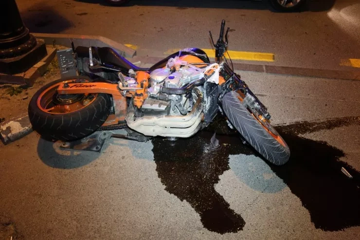 Bakıda "Qazel" motosikletlə toqquşdu - Ölən var