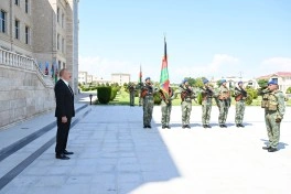 Prezident Naxçıvanda yeni komando hərbi hissələrinə Döyüş bayraqlarının verilməsi mərasimində iştirak edib - FOTO