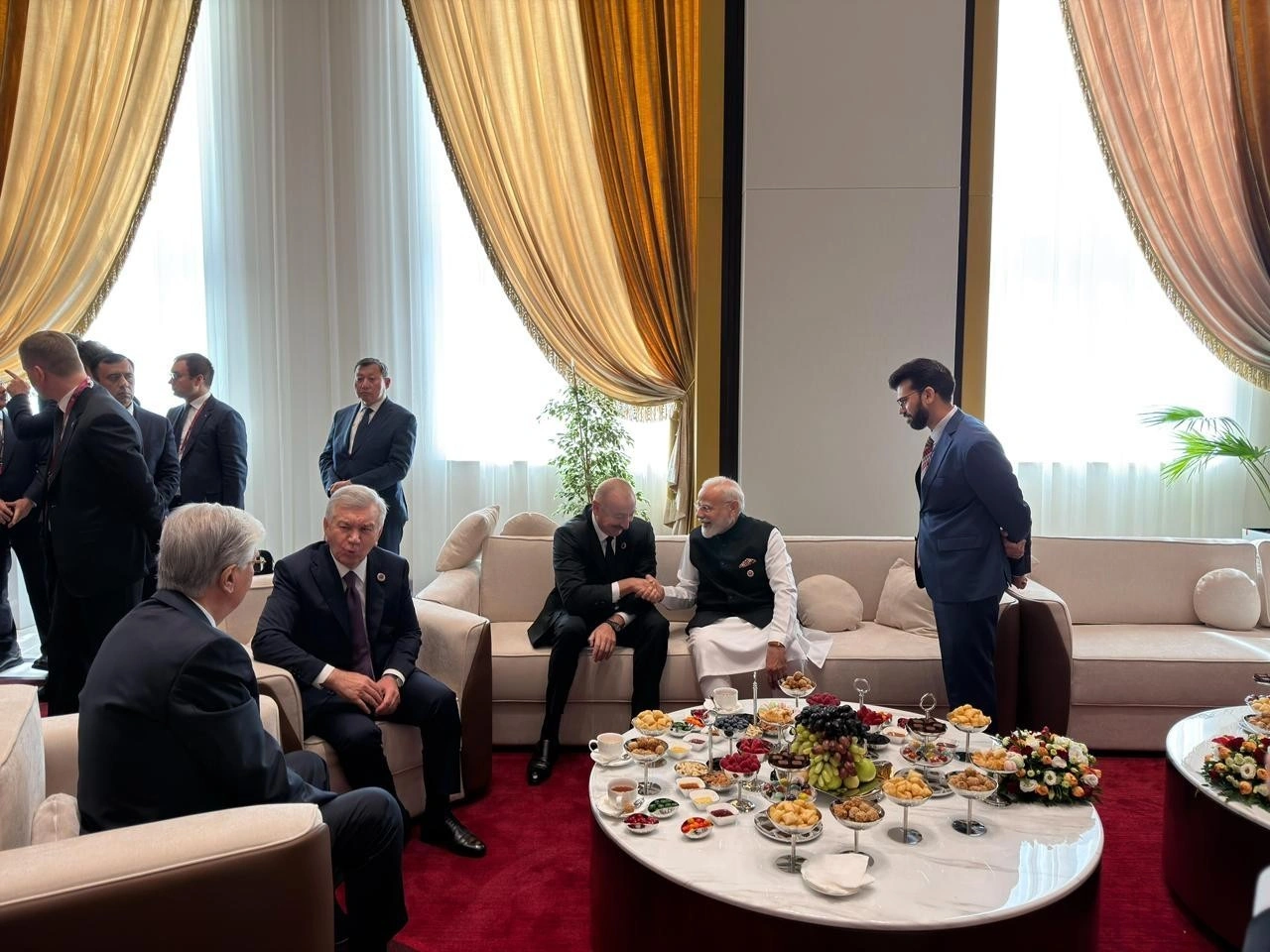 İlham Əliyev Bişkekdə Narendra Modi ilə söhbət etdi - FOTO