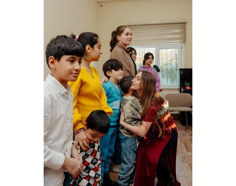 Leyla Əliyeva, Arzu Əliyeva və Alena Əliyeva “Təmiz Dünya” sığınacağında yaşayan uşaqların bayram sevincinə şərik olublar - FOTO