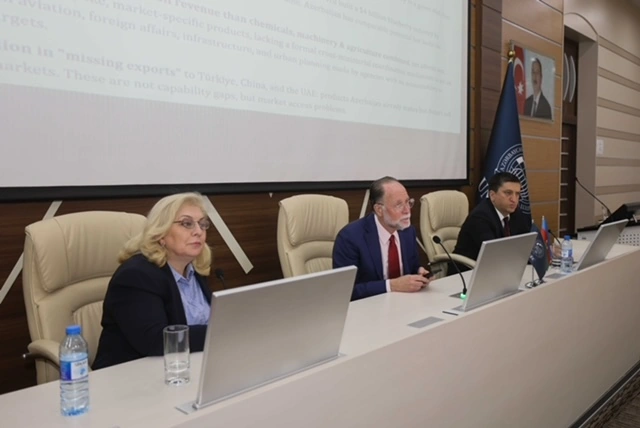 Harvard Universitetinin Growth Lab Mərkəzinin təsisçisi və direktoru UNEC-də təqdimatla çıxış edib - FOTO