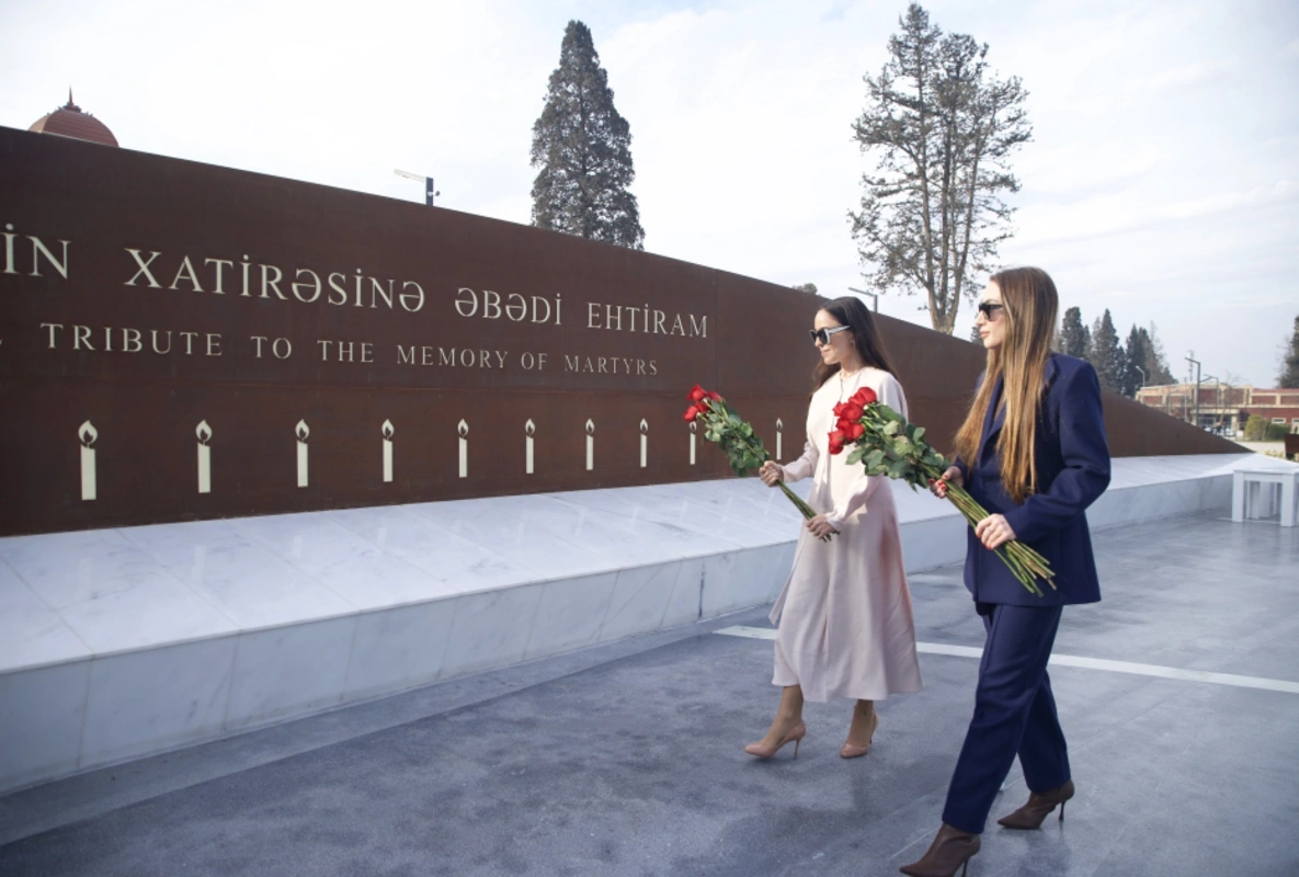Leyla Əliyeva və Alyona Əliyeva Gəncə Memorial Kompleksini və Milli Qəhrəman Natiq Qasımovun ailəsini ziyarət ediblər - FOTO