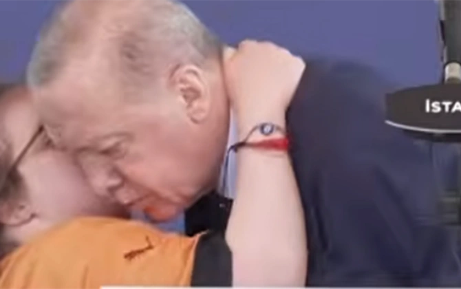 Ərdoğanı elə qucaqladı, hamı ondan danışır - VİDEO