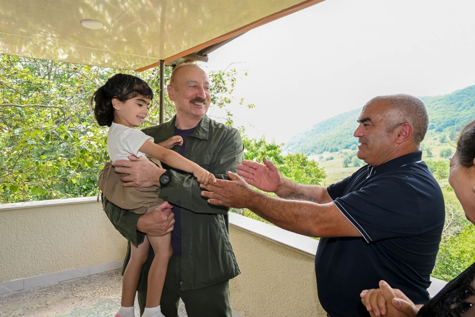 Prezident İlham Əliyev Şuşanın Kiçik Qaladərəsi kəndində görülən işlərlə tanış olub və kəndə qayıdan sakinlərlə görüşüb