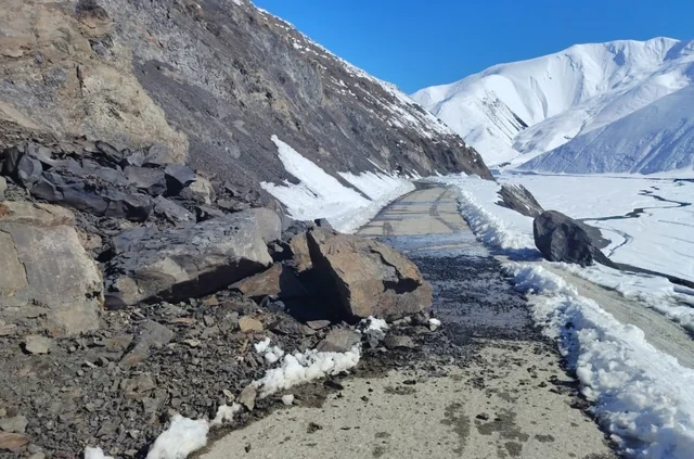 Quba-Xınalıq yoluna qaya parçaları tökülüb - FOTO