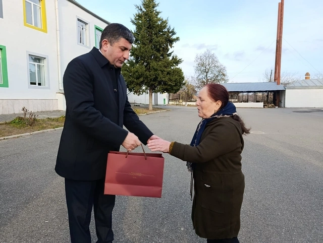 Növbəti köç karvanı Həsənriz kəndinə çatıb, onlara evlərinin açarları təqdim edilib - FOTO