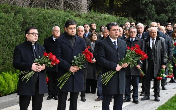 MEDİA-nın kollektivi Heydər Əliyevin məzarını ziyarət etdi - FOTOLAR