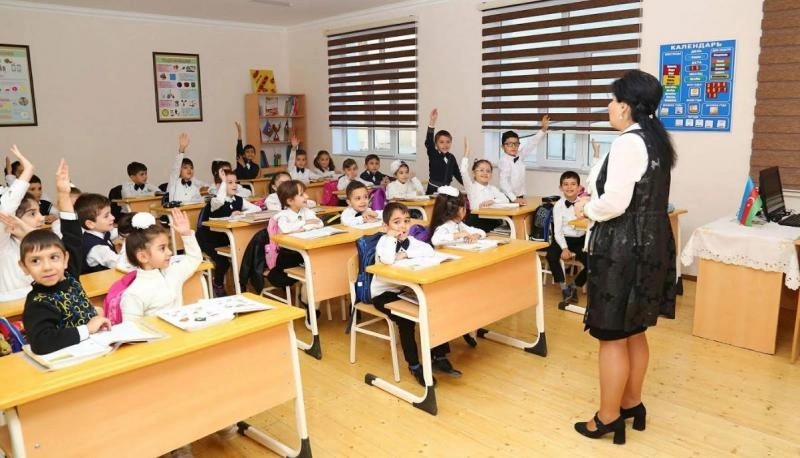 Bakı qabaqda, bölgələr geridə, təhsil rəqəmlərinin arxasındakı SİRR