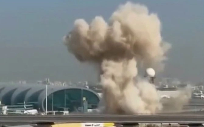 Dubay aeroportu vuruldu: Təyyarələr havada qaldı - VİDEO
