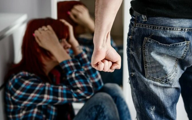 Sabirabadda məktəbdə arvadını döyən kişi həbs edildi