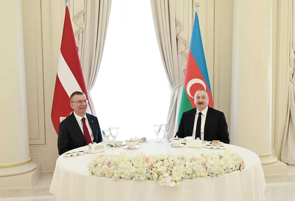 Latviya prezidentinin şərəfinə rəsmi lanç verildi