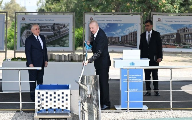 Prezident İlham Əliyev Naxçıvan şəhərində sosial evlər kompleksinin təməlini qoyub - FOTO