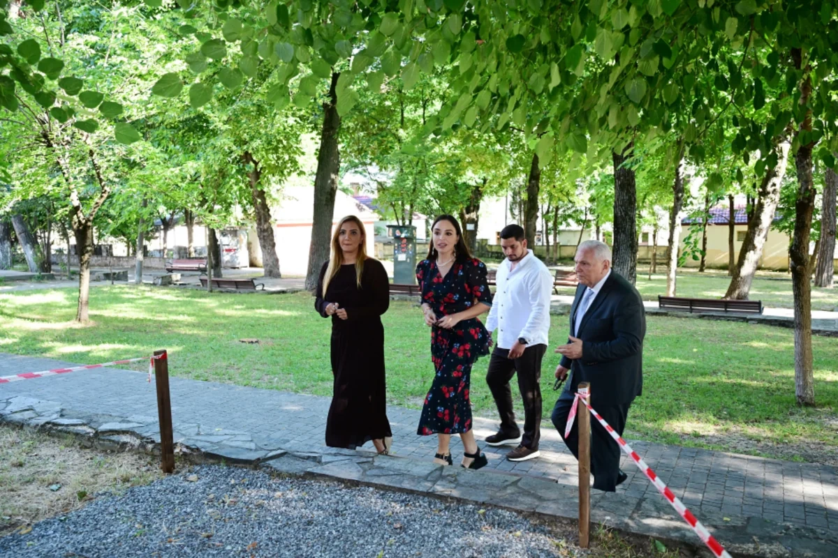 Leyla Əliyeva Şəkidəki Məhəmməd Füzuli adına parkda görülən işlərlə tanış olub - FOTO