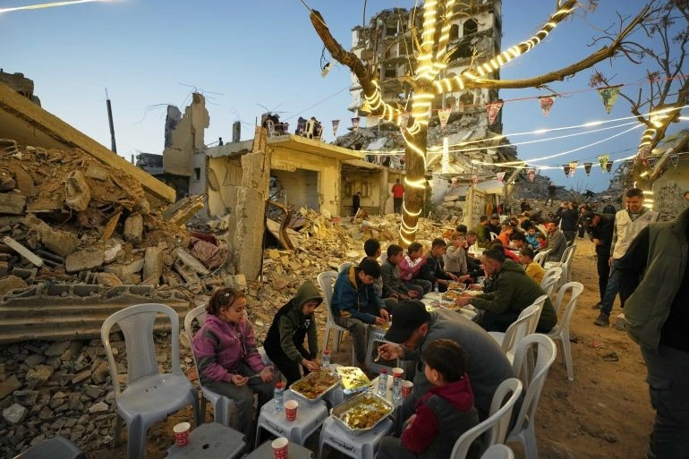 İnsanlar Qəzza xarabalıqlarında iftarı belə keçirirlər...-Qiymətlər!?..-FOTOLAR