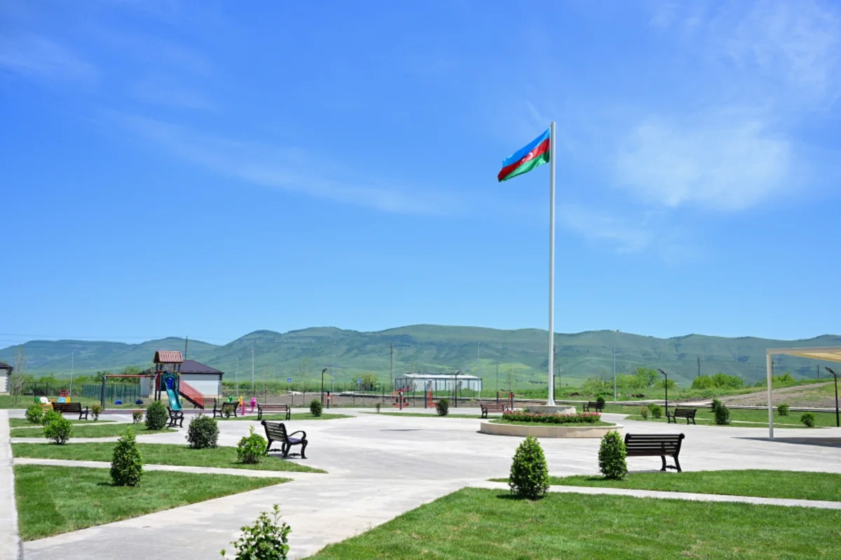 İlham Əliyev Xocalıda hərbi qulluqçular üçün nəzərdə tutulan fərdi evlərdə yaradılmış şəraitlə tanış olub - FOTO