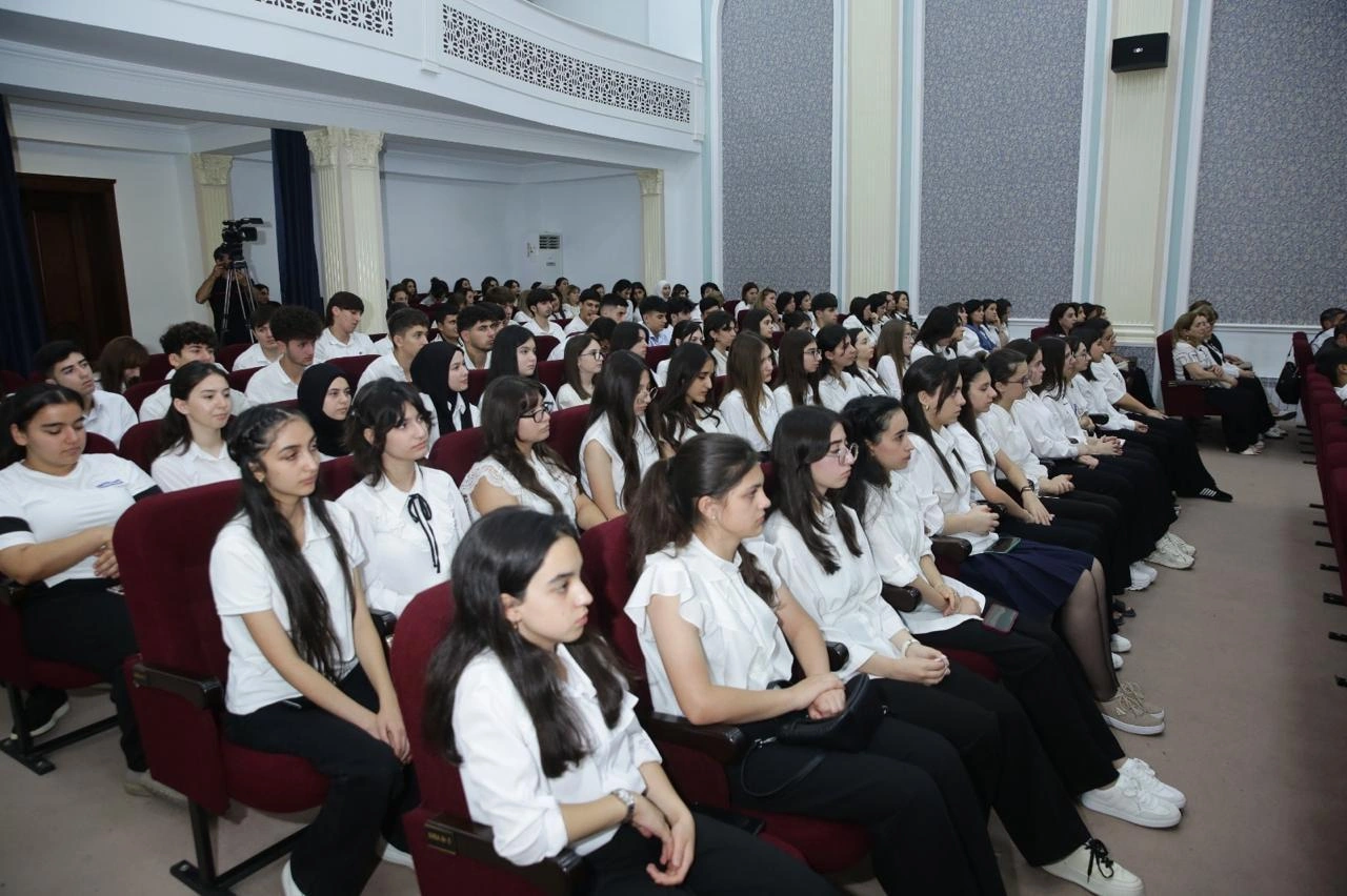 Ağalar Vəliyev yüksək bal toplayan Xaçmazlı tələbələri mükafatlandırdı