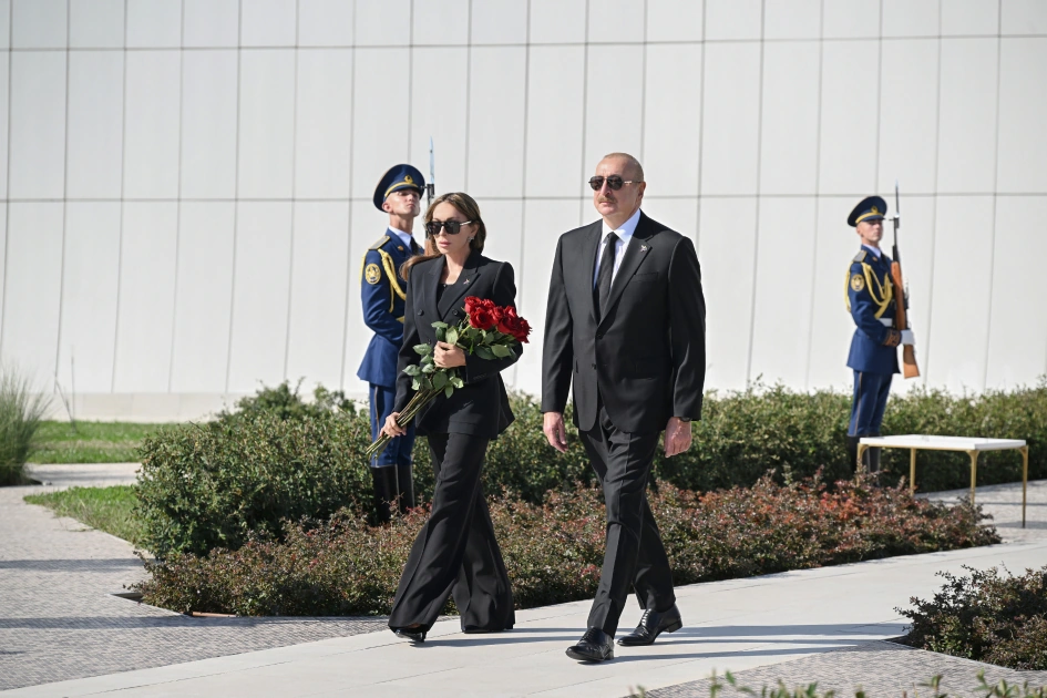 İlham Əliyev Anım Günü ilə əlaqədar Bakıdakı Zəfər parkında olub - FOTO