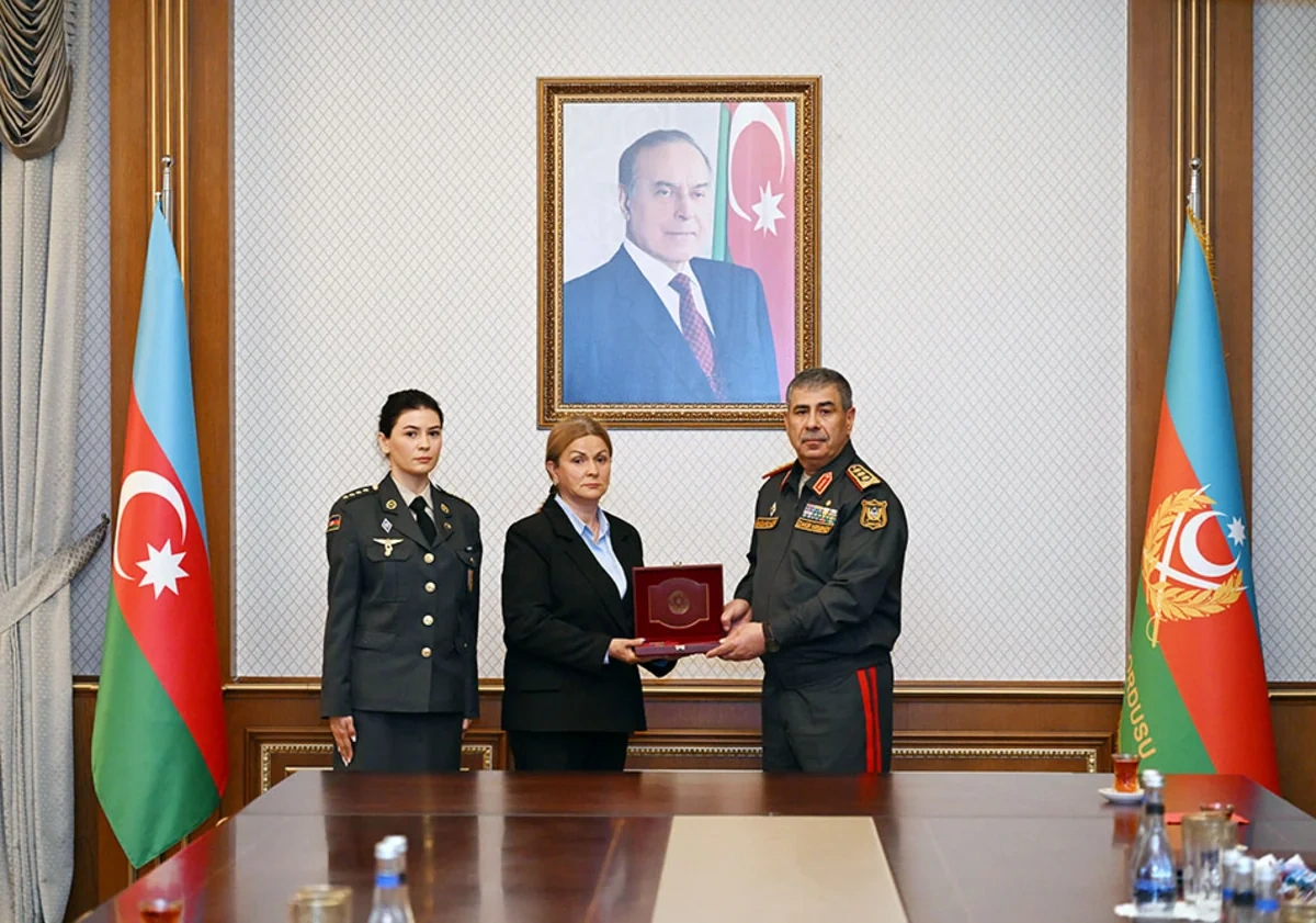 Müdafiə naziri Milli qəhrəmanlarımızın ailələlərinə medallar təqdim etdi - FOTO