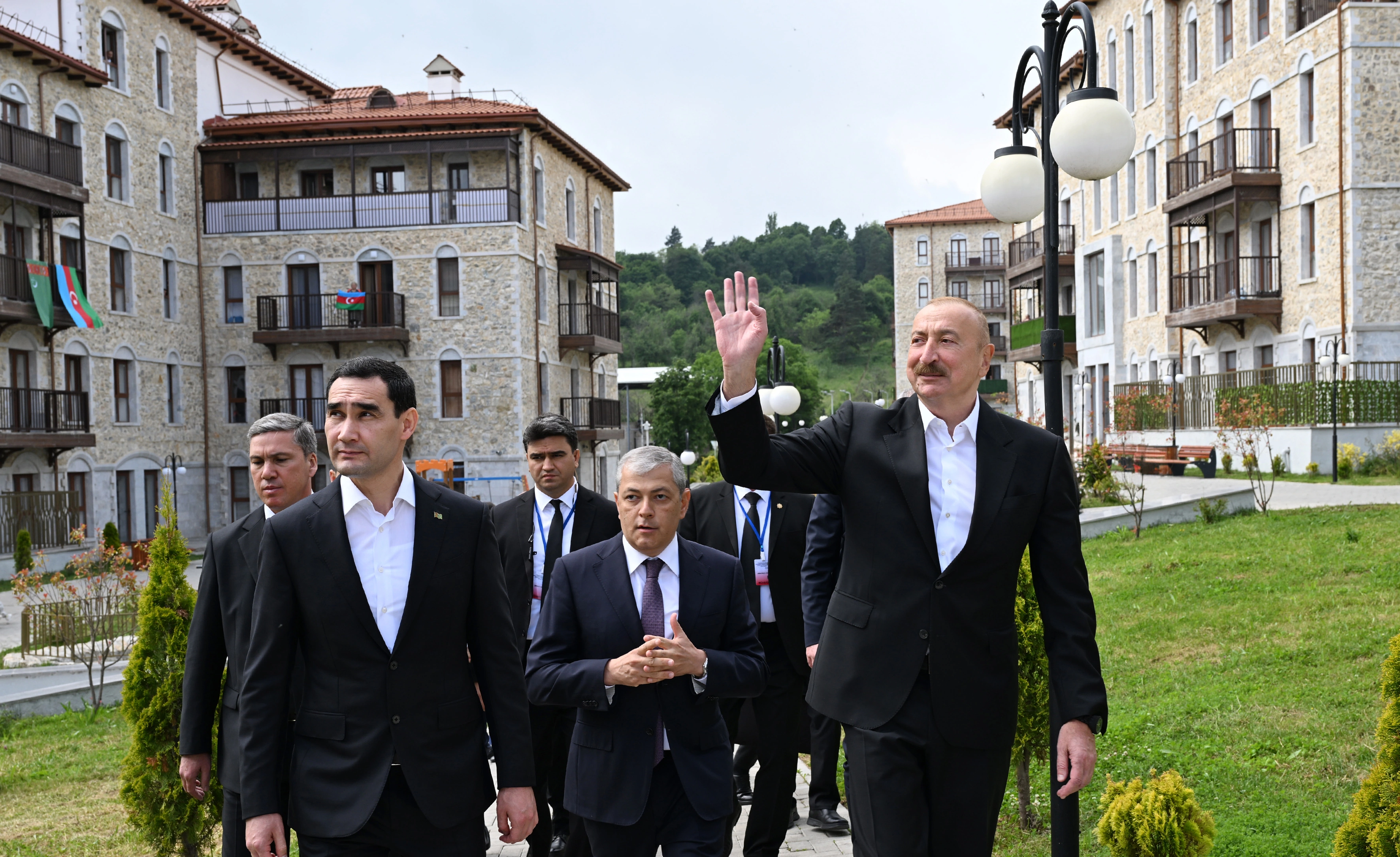 Prezidentlər Şuşa şəhərində inşa edilmiş birinci yaşayış kompleksində olublar - FOTO