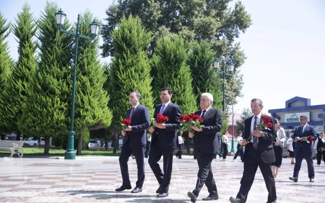 Ağalar Vəliyev yüksək bal toplayan Xaçmazlı tələbələri mükafatlandırdı