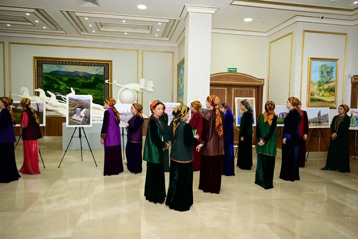 Türkmənistanda "Azərbaycan - obyektivdən tarixə" adlı sərgi təqdim olunub - FOTO