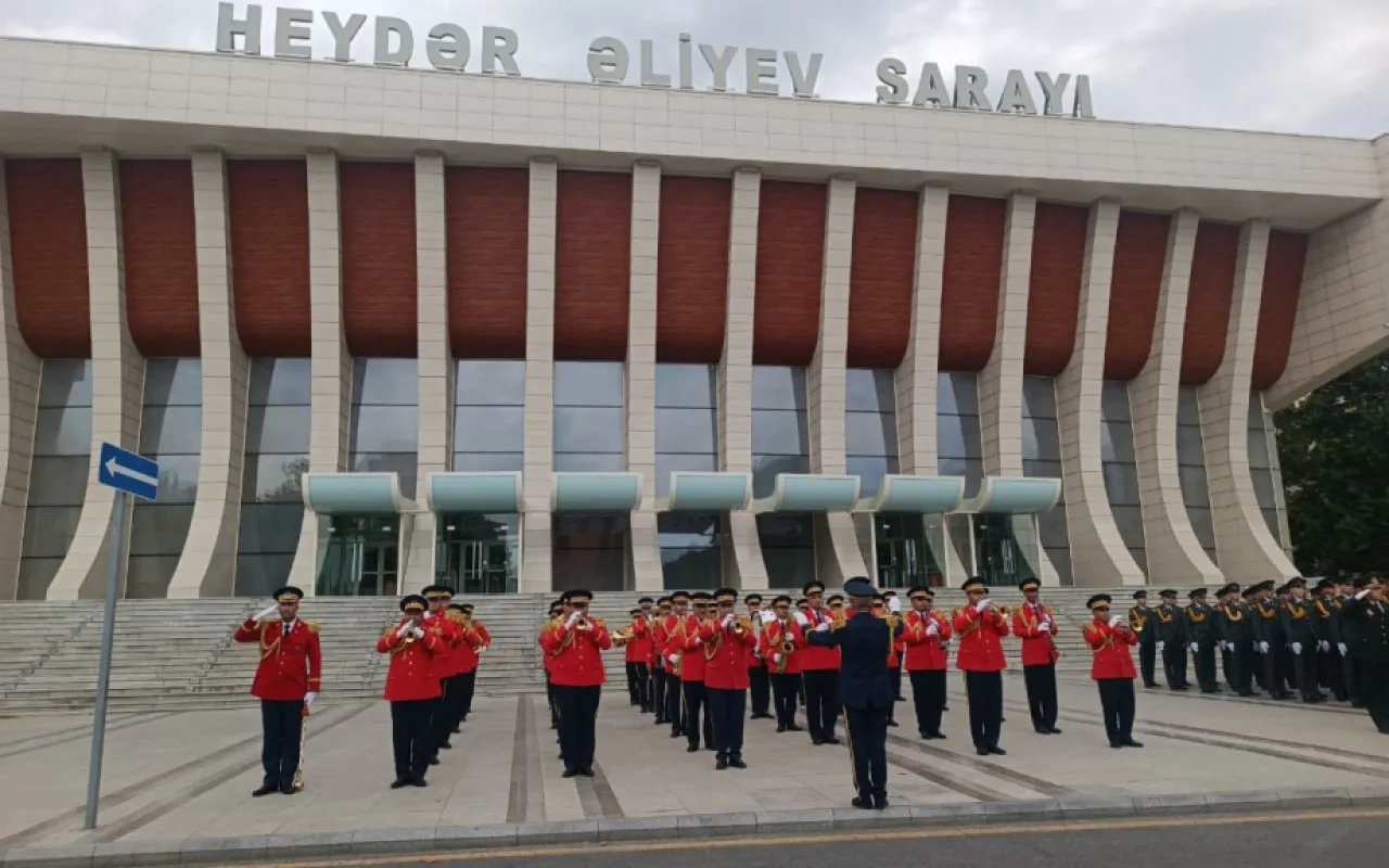 Bakıda hərbi orkestrlərin müşayiəti ilə yürüşlər başladı - VİDEO