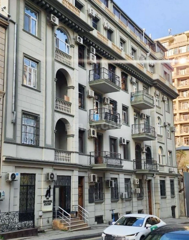 Bakıda yaşayış binasının daxili fasad hissəsində özbaşına artırma işlərinin qarşısı alınıb - FOTO